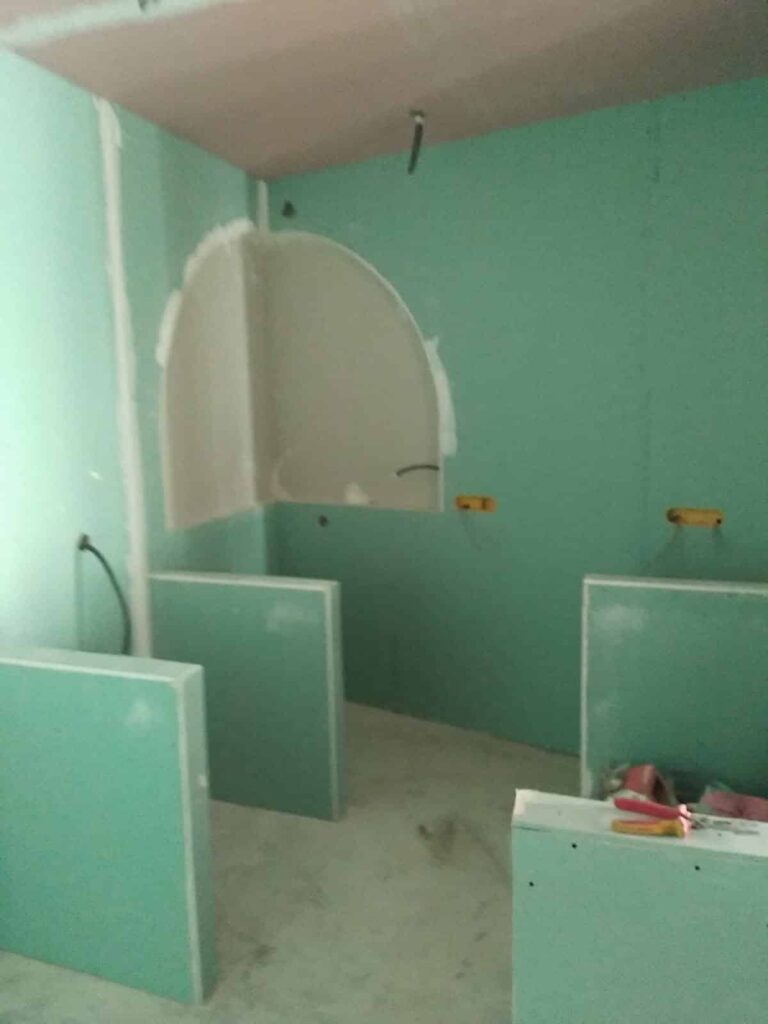 Pose de placo hydrofuge pour salle de bain à Peyrehorade