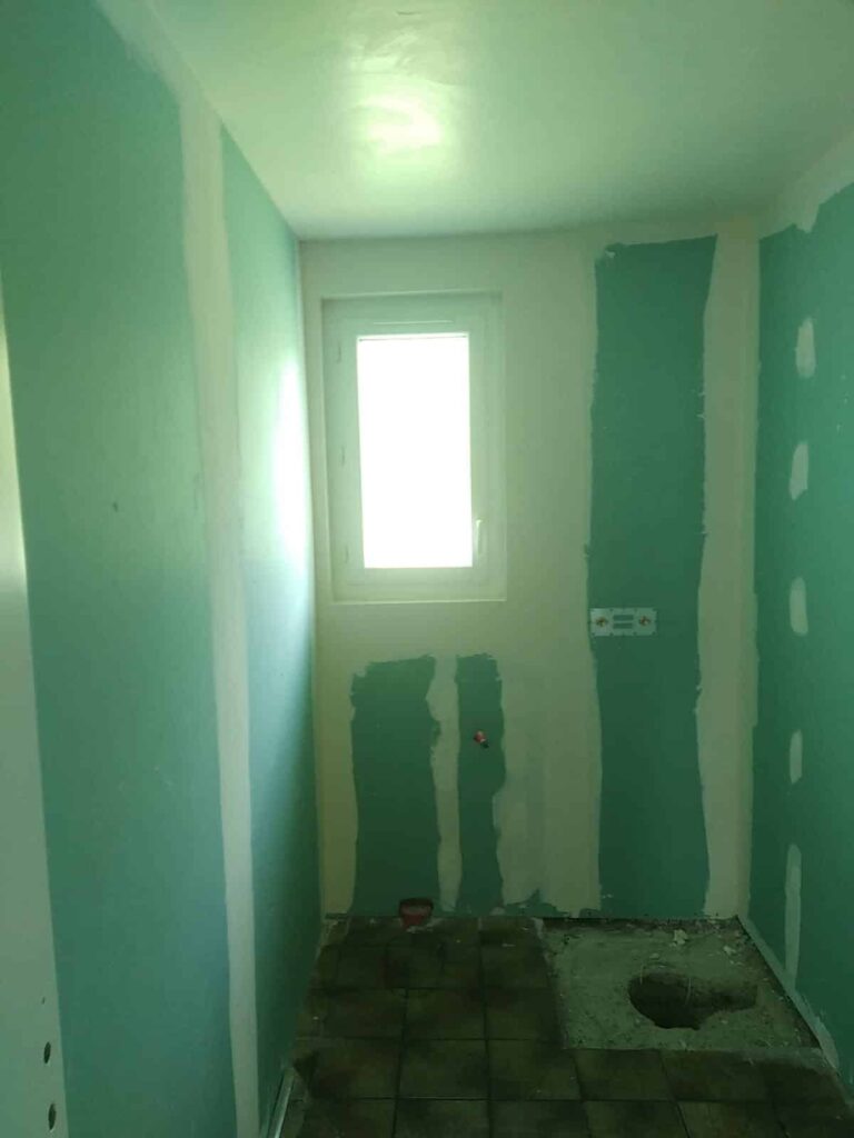 Plaque de placo hydrofuge posée dans une salle de bain à Peyrehorade