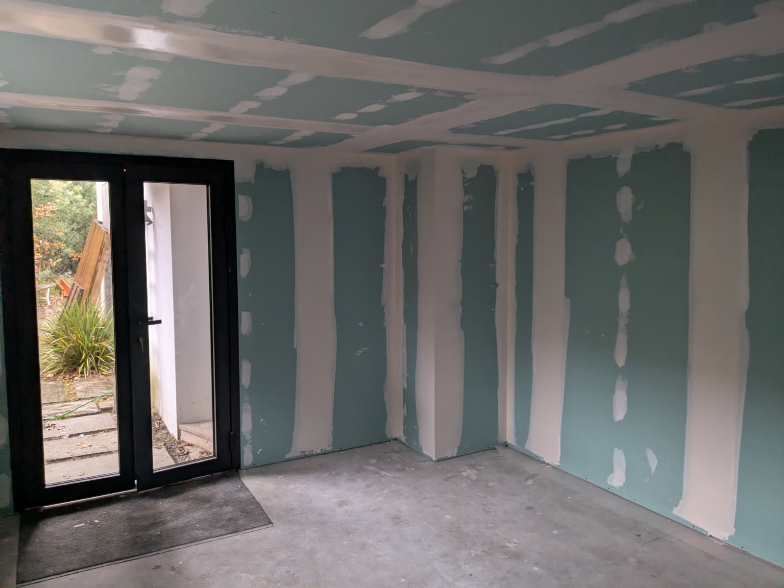 Finition d'un joint de placo sur un chantier à Peyrehorade, Landes