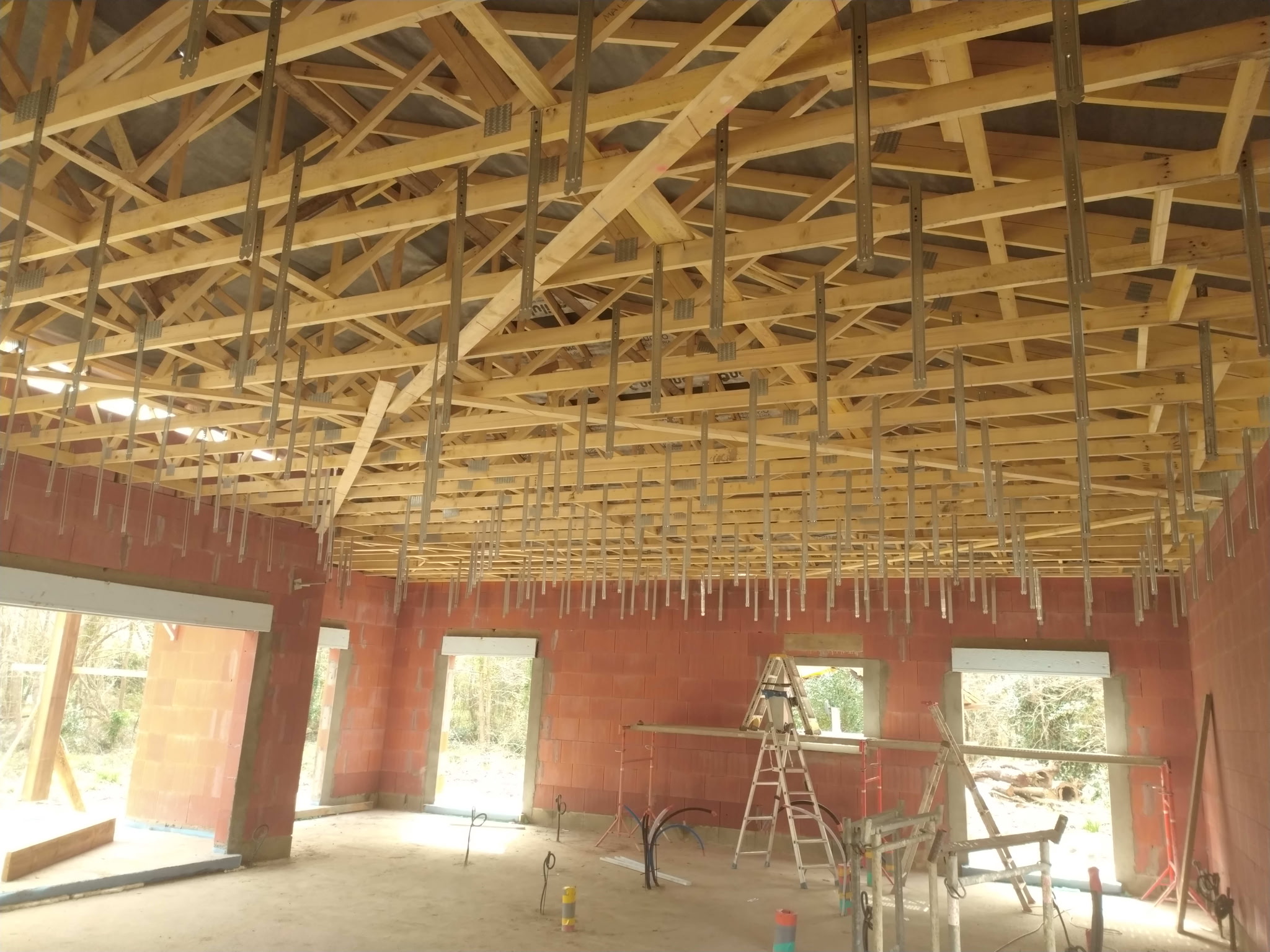 Renfort d'ossature métallique avant pose des plaques de plâtre sur un chantier professionnel Landes