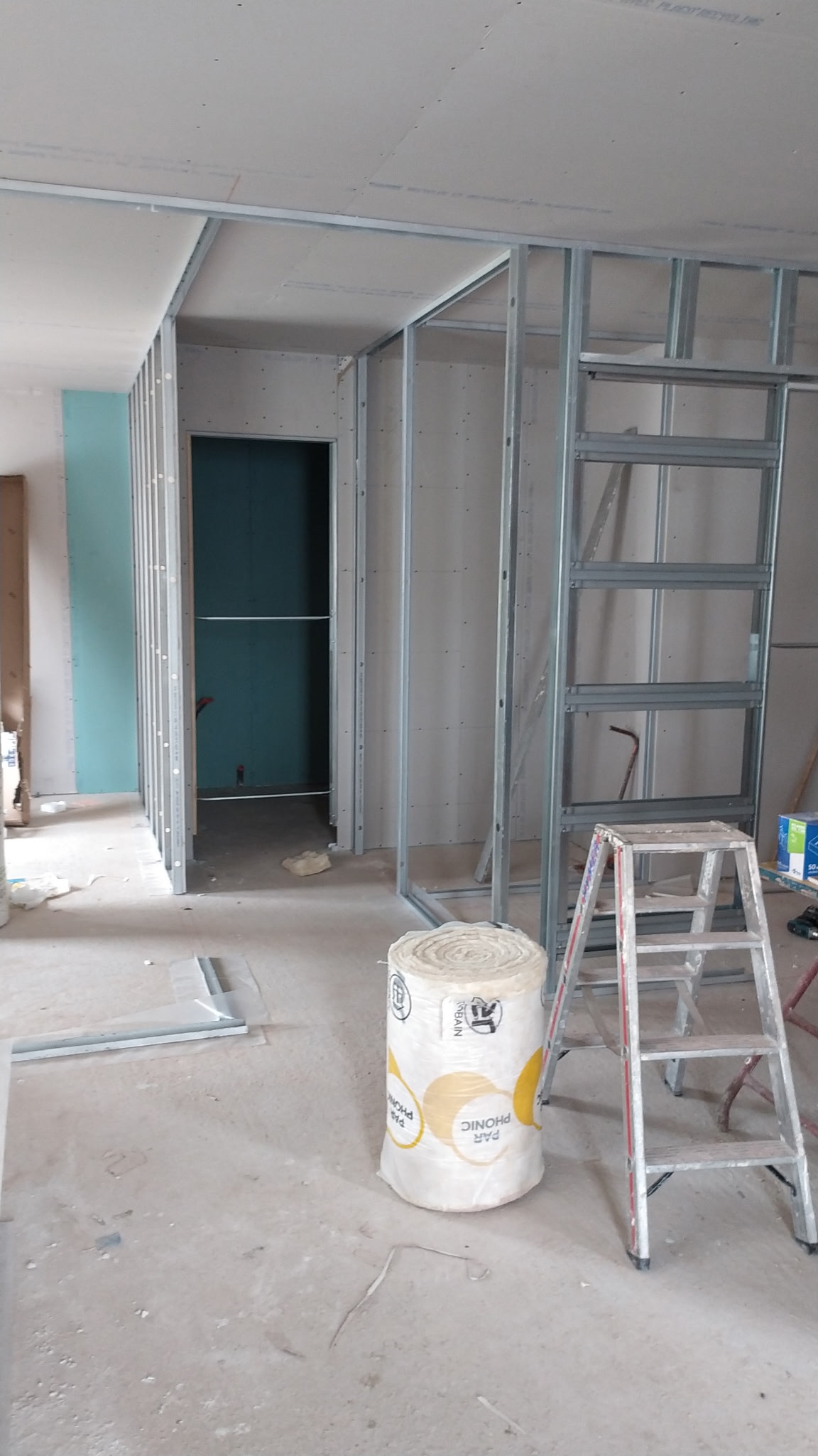 Ossature métallique en cours de montage sur un chantier de plâtrerie professionnel dans les Landes