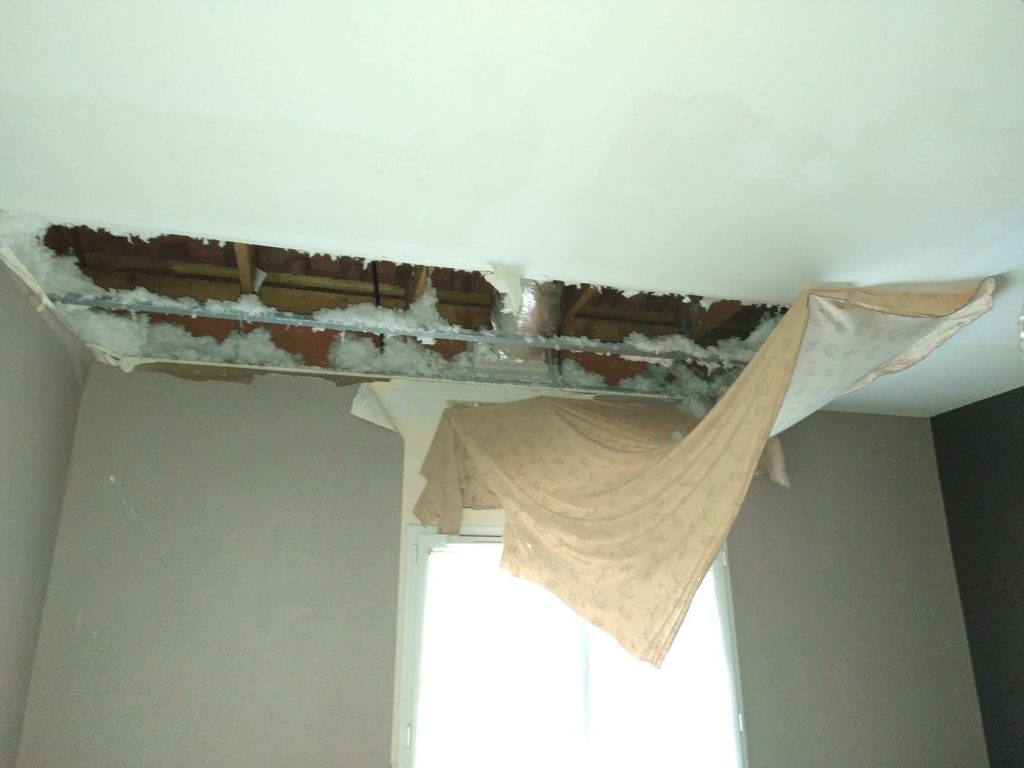 Plafond fragilisé après un dégât des eaux à Peyrehorade